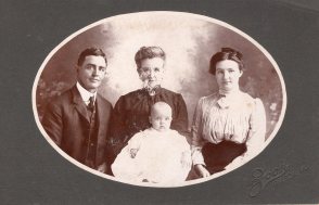 1904-paul-yong-with-parents-and-paternal-grandma-eliz-wellman-young