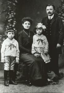 Moisescu Family circa 1912 in USA