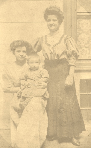 Gizellas sisters holding Bela; Ida on left and Ilona on right