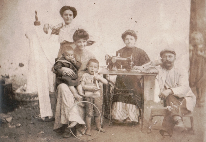 on back of similar photo it says "my family aug 1910"